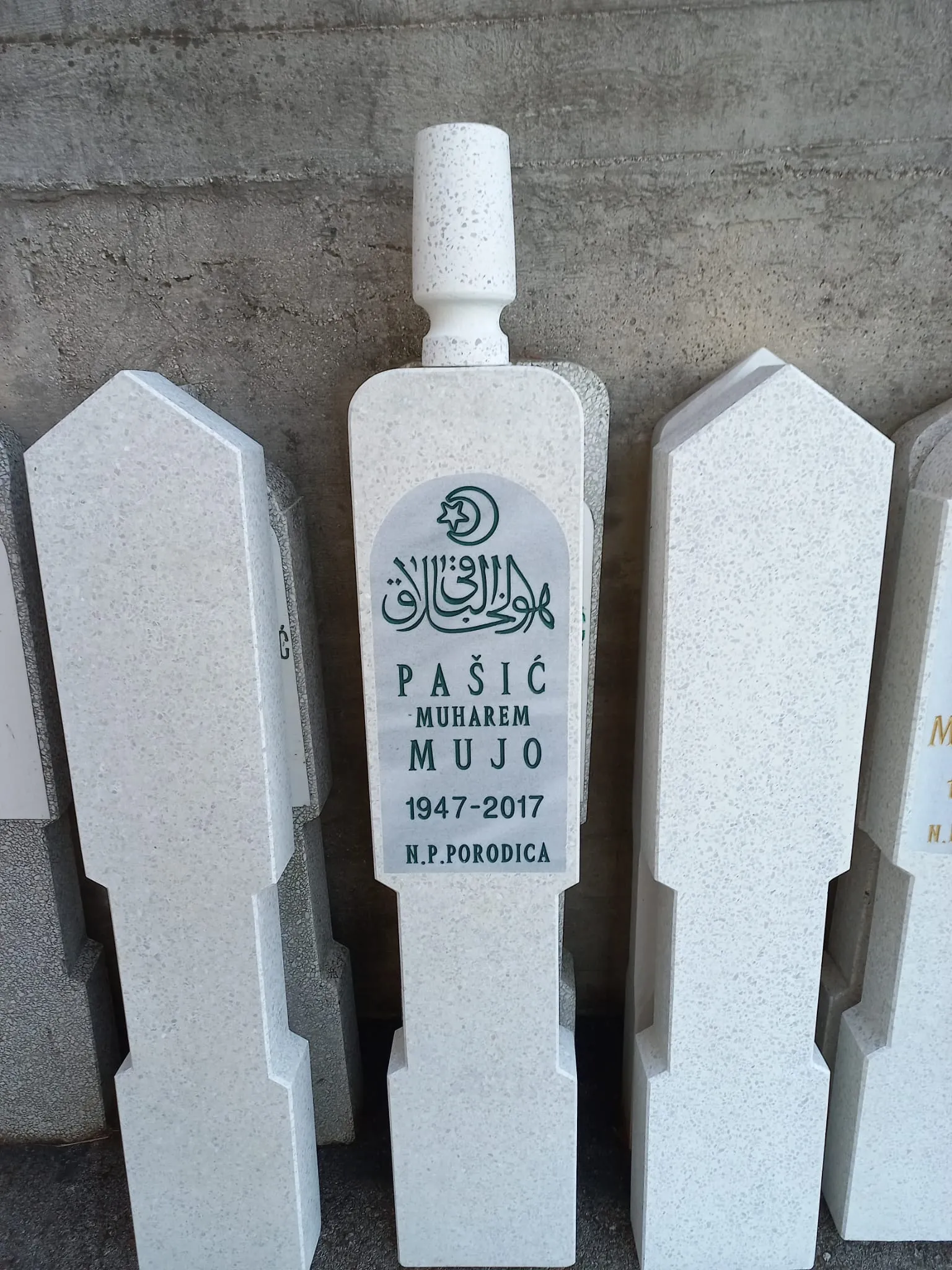 Nišan / spomenik, AT-Mekić