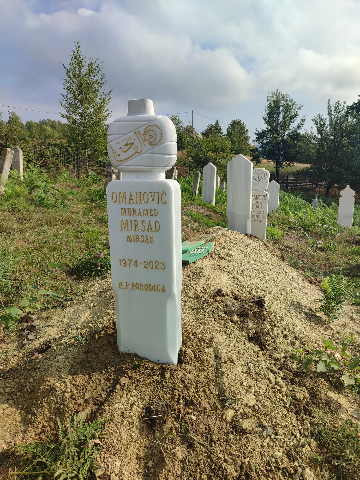 Nišan na mezarju, AT-Mekić