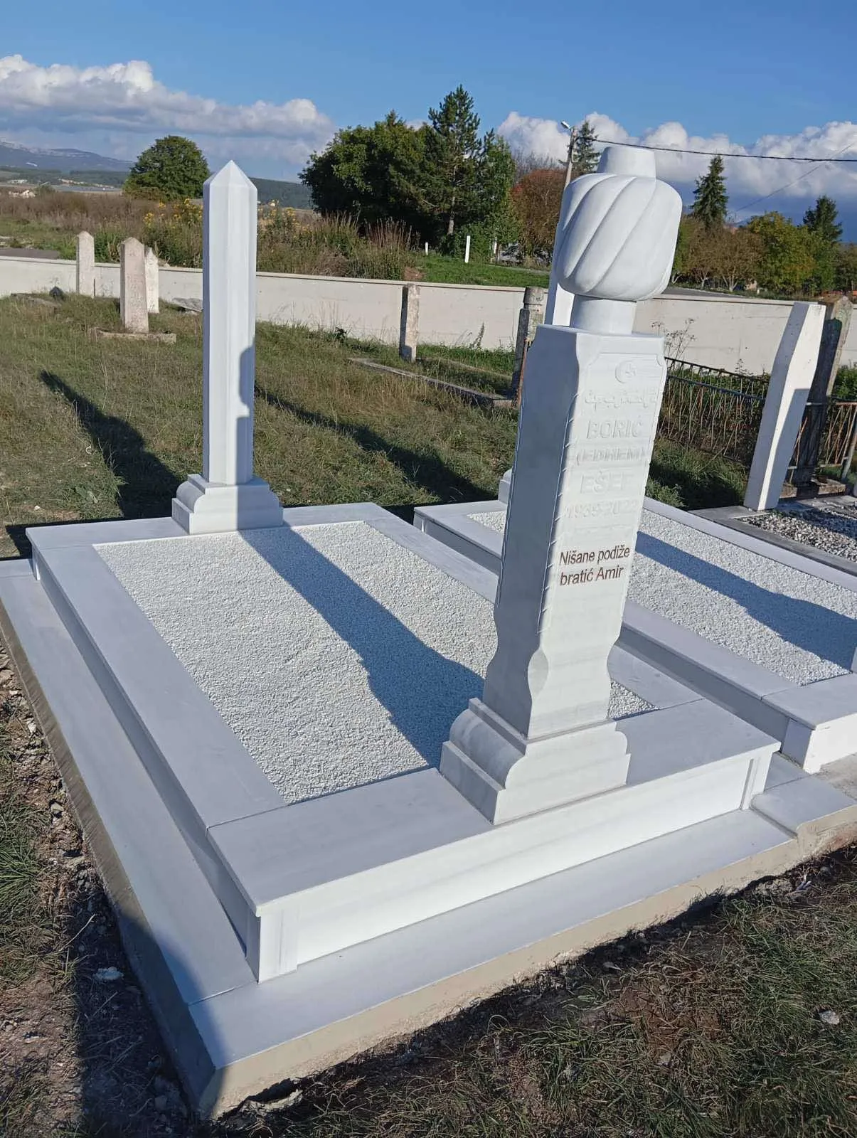 Bijeli mramorni nišan s ručno klesanim detaljima, rad AT-Mekić