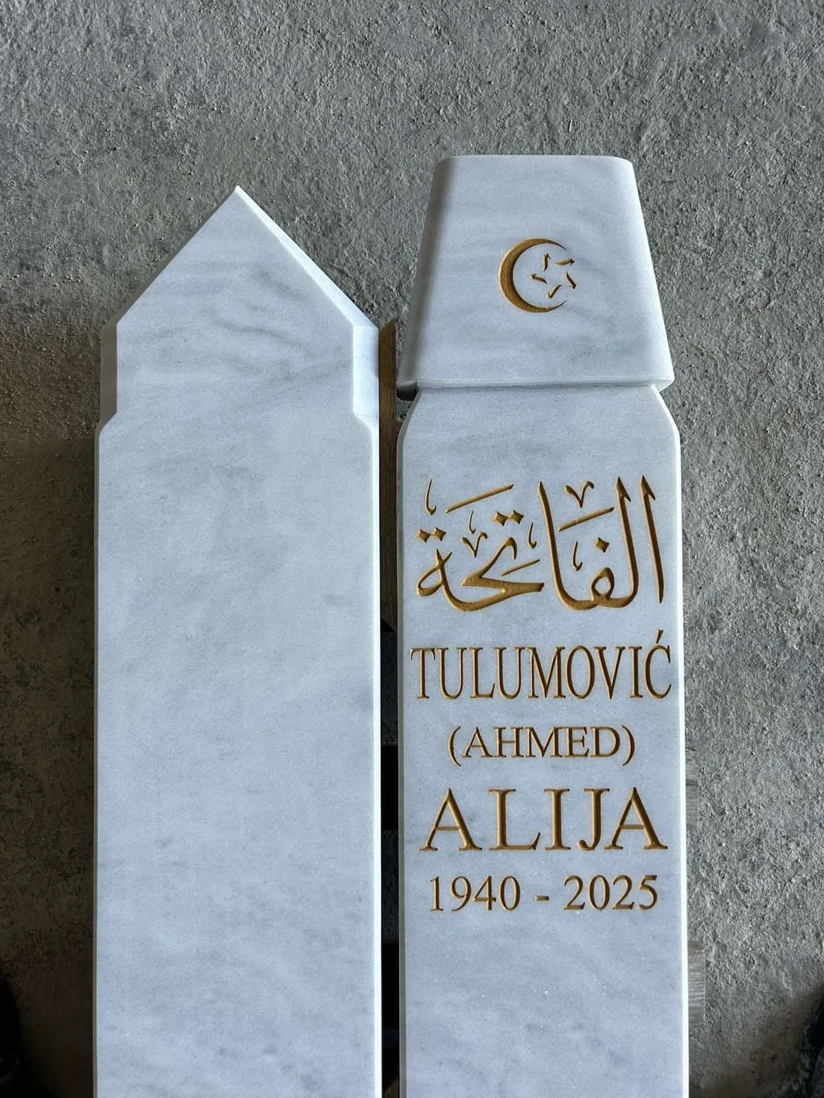 Detalj nišana od bijelog mramora s arapskom kaligrafijom ispunjenom zlatom