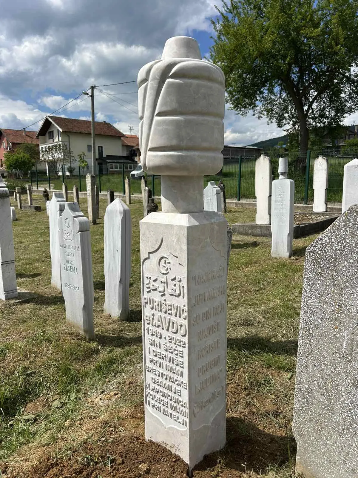 Nišan / spomenik, AT-Mekić
