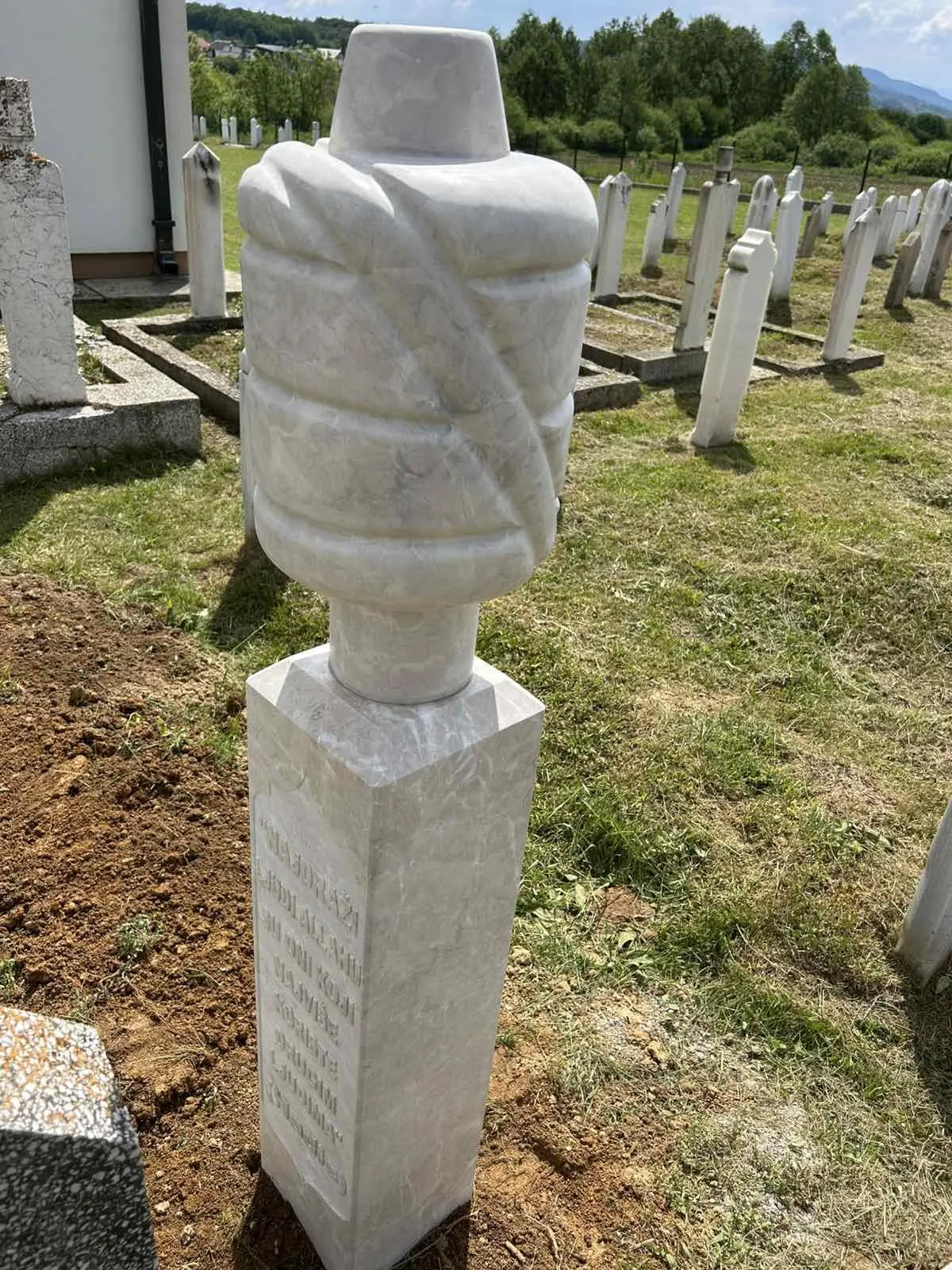 Nišan / spomenik, AT-Mekić