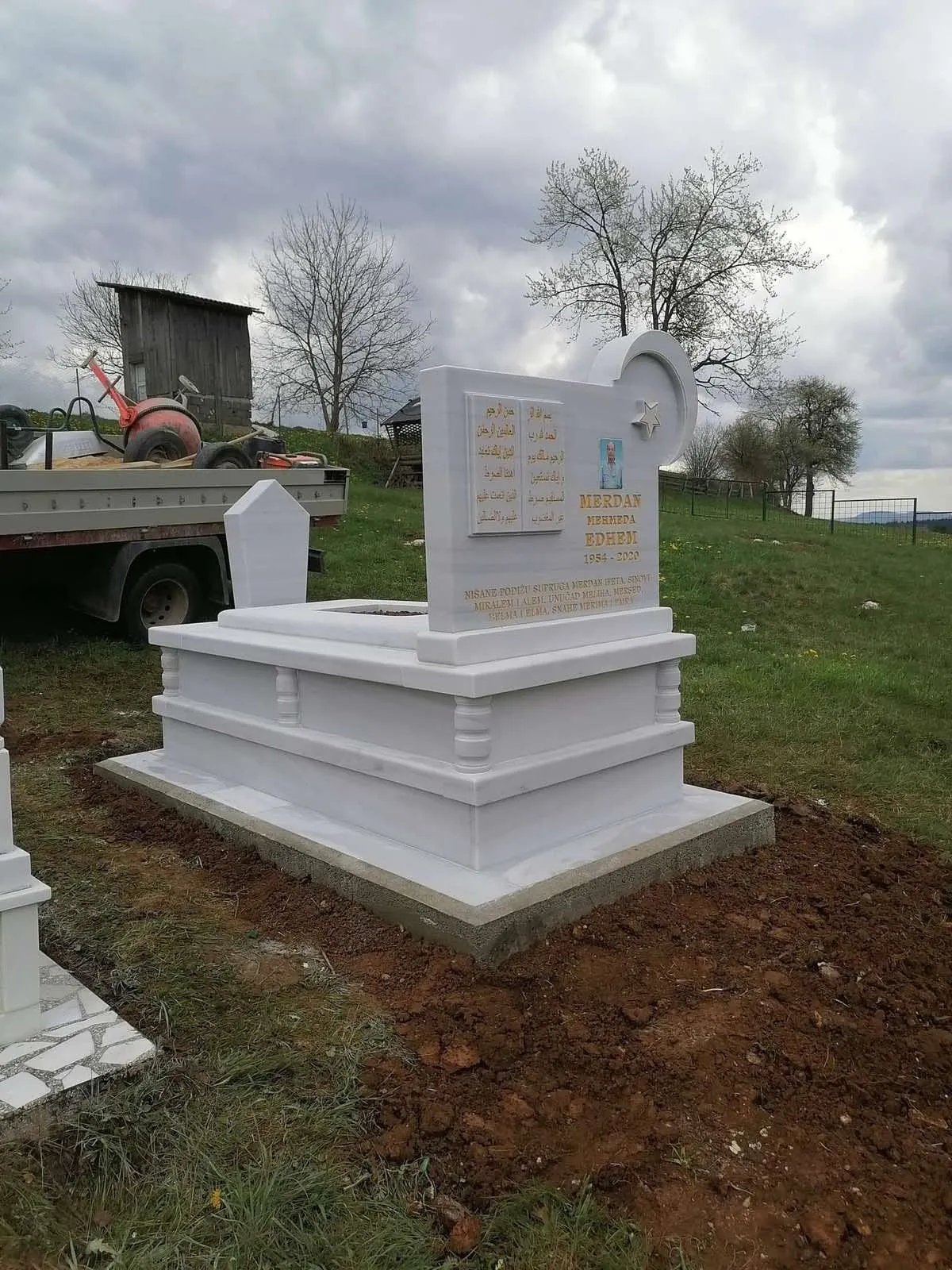Dovršena grobnica od bijelog mramora s nišanom, postavljena na mezarju
