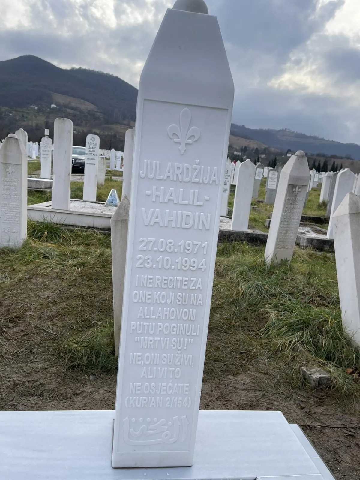 Bijelo šehidsko obilježje na mezarju
