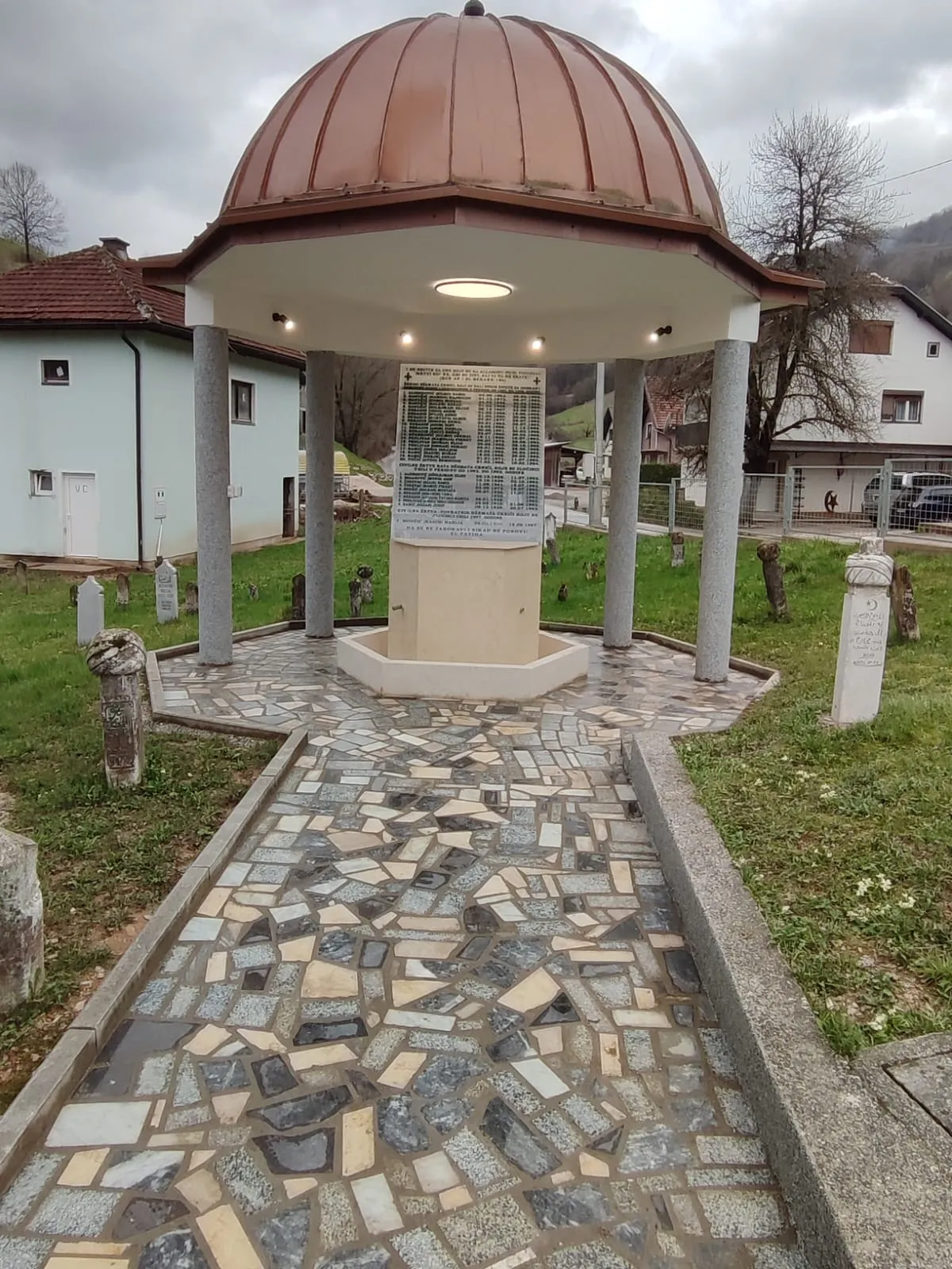 Kamena spomen česma i memorijalni prostor na mezarju