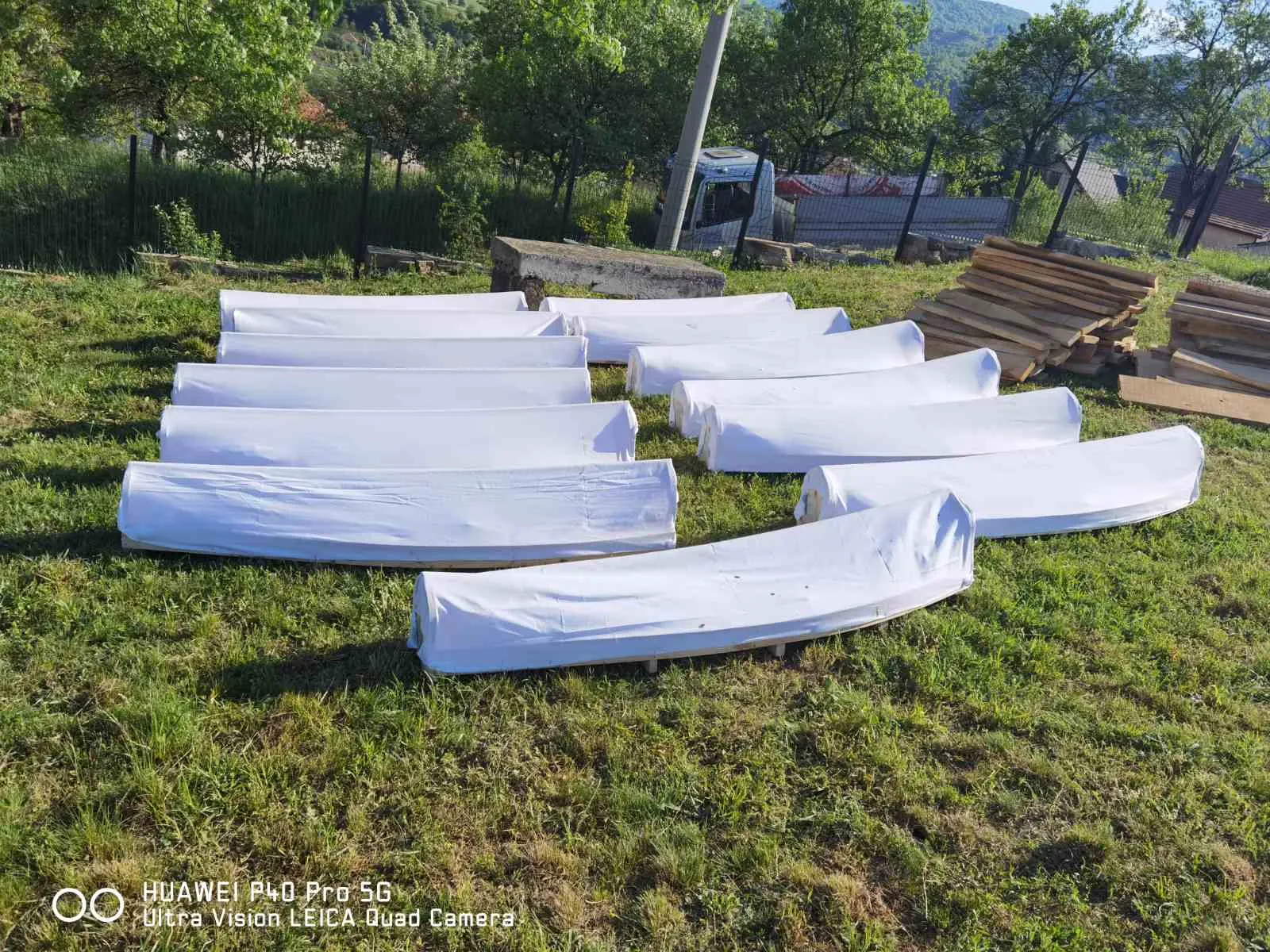 Ručno izrađeni bijeli tabuti poredani u radioničkom dvorištu